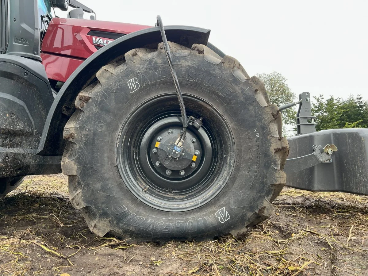 Når dæktrykket sænkes til 0,6 bar, er mange nervøse for, at dækket skrider på fælgen. Men det er der ingen grund til at være, understreger man fra Bridgestone.