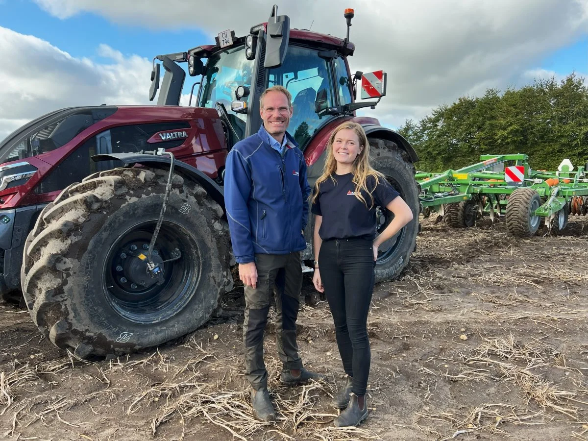 Jens Christian Jensen og Sophie Rothaus fra Agco Innovation Center i Randers nåede at gennemføre testen mandag aften, inden Djursland blev ramt af et kraftigt regnvejr. 