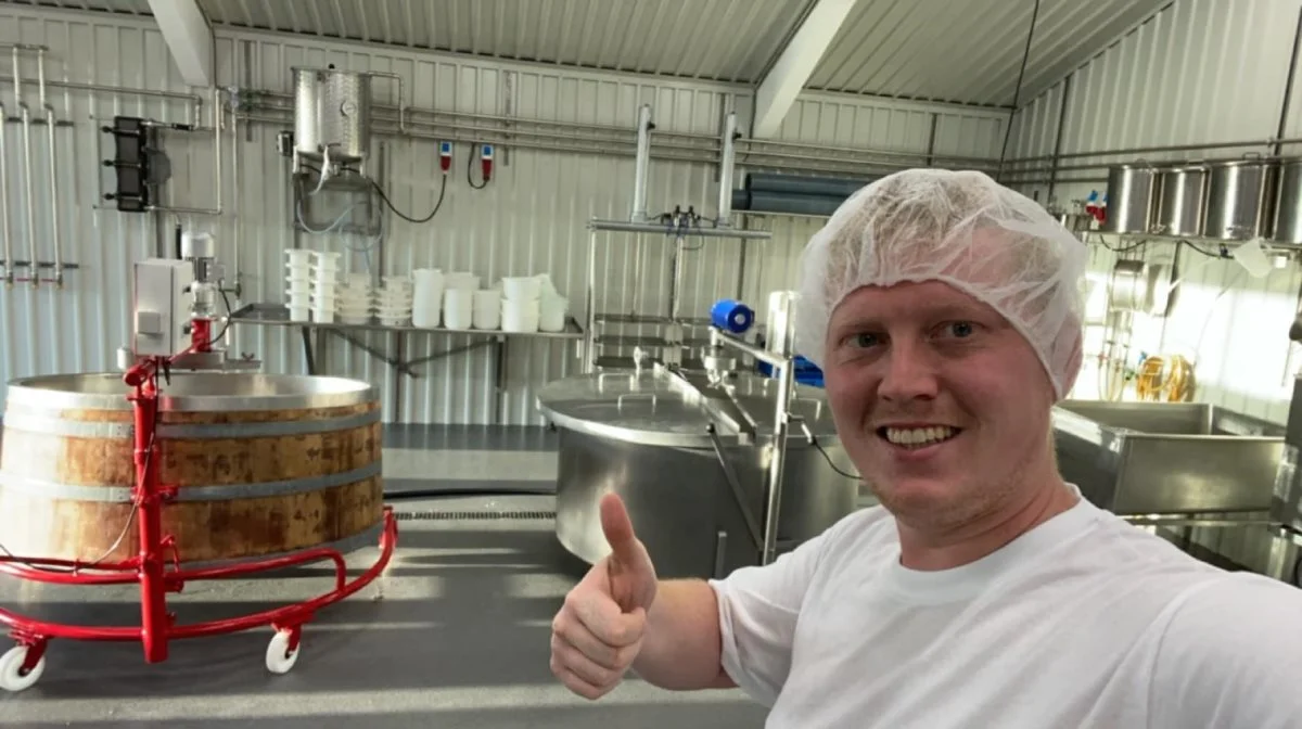 Tobias Christensen i gedeostemejeriet, som han via crowdfunding har investeret godt en halv million kroner i.