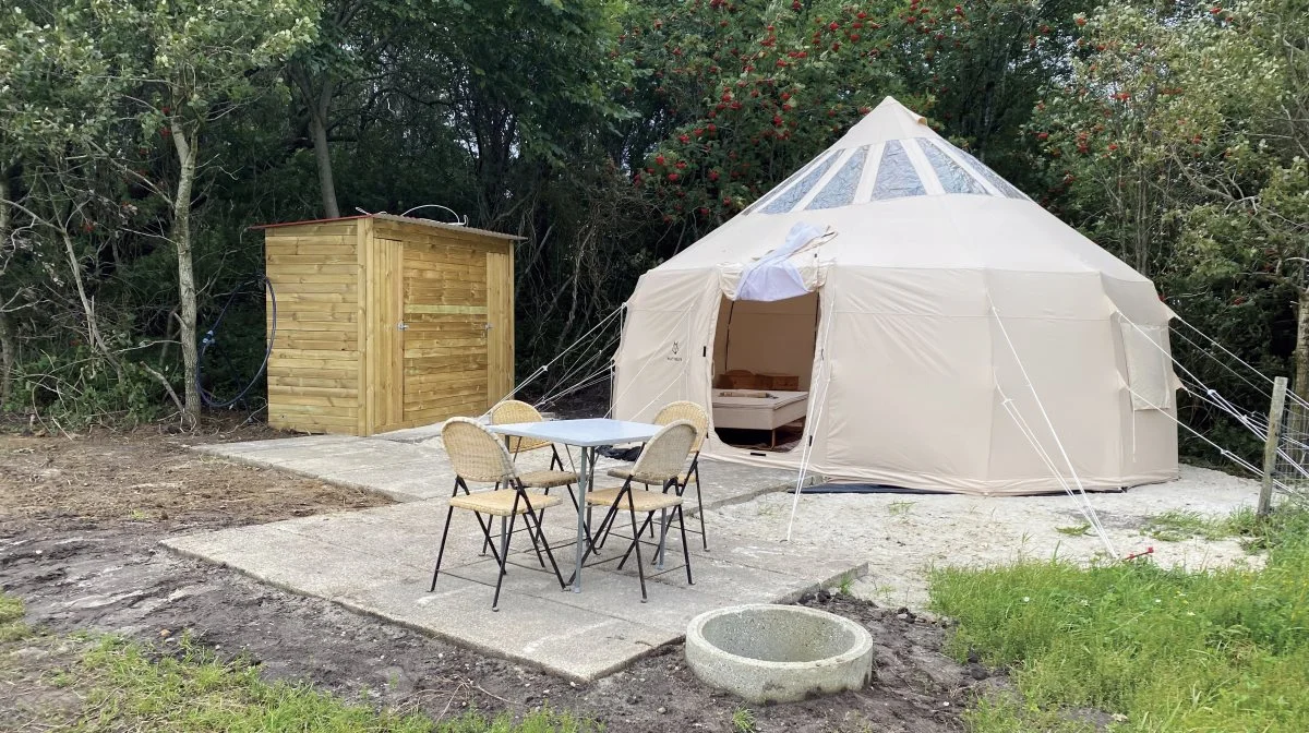 Glampingteltet er seneste skud på stammen over aktiviteter hos Nørgaards Geder, hvor der dermed er mulighed for »gedeglamping«.