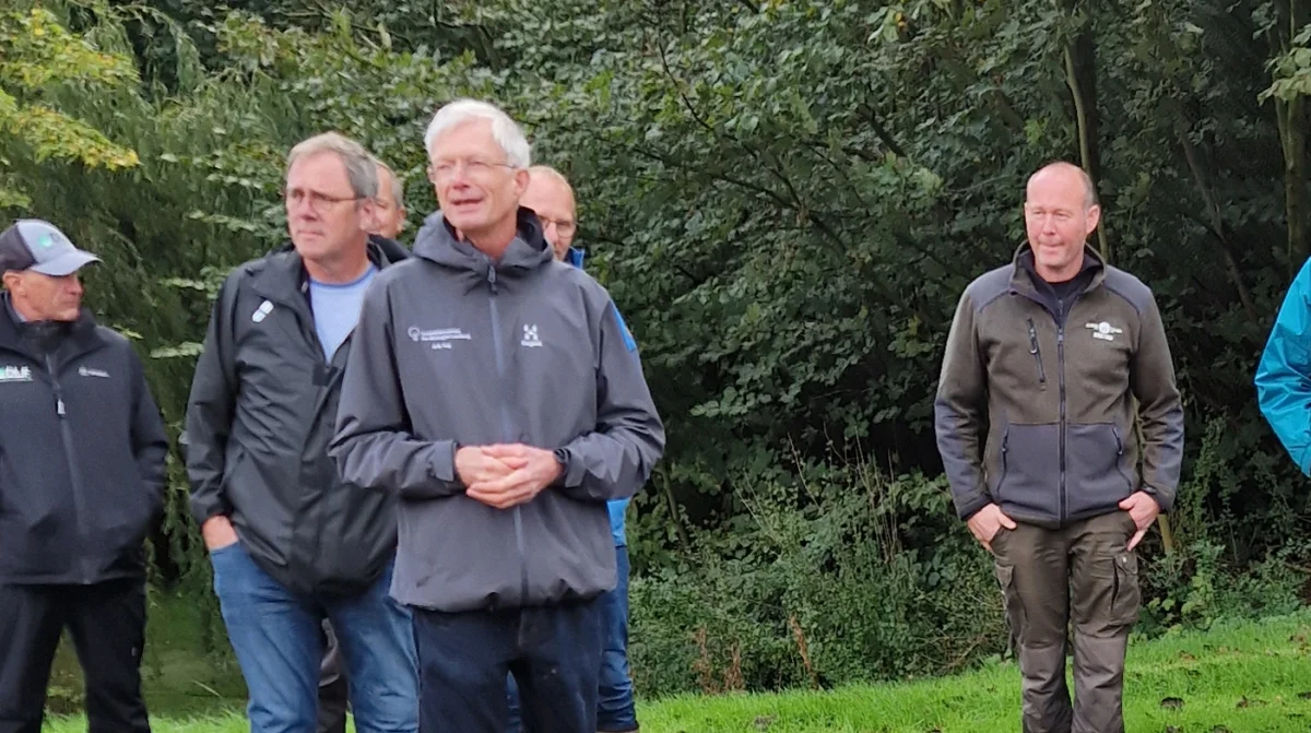 Både Erik Fog (forrest) og Kristian Lundgaard-Karlshøj er godt tilfredse med den udvikling, produktionen af græsprotein har været igennem de seneste tre år.