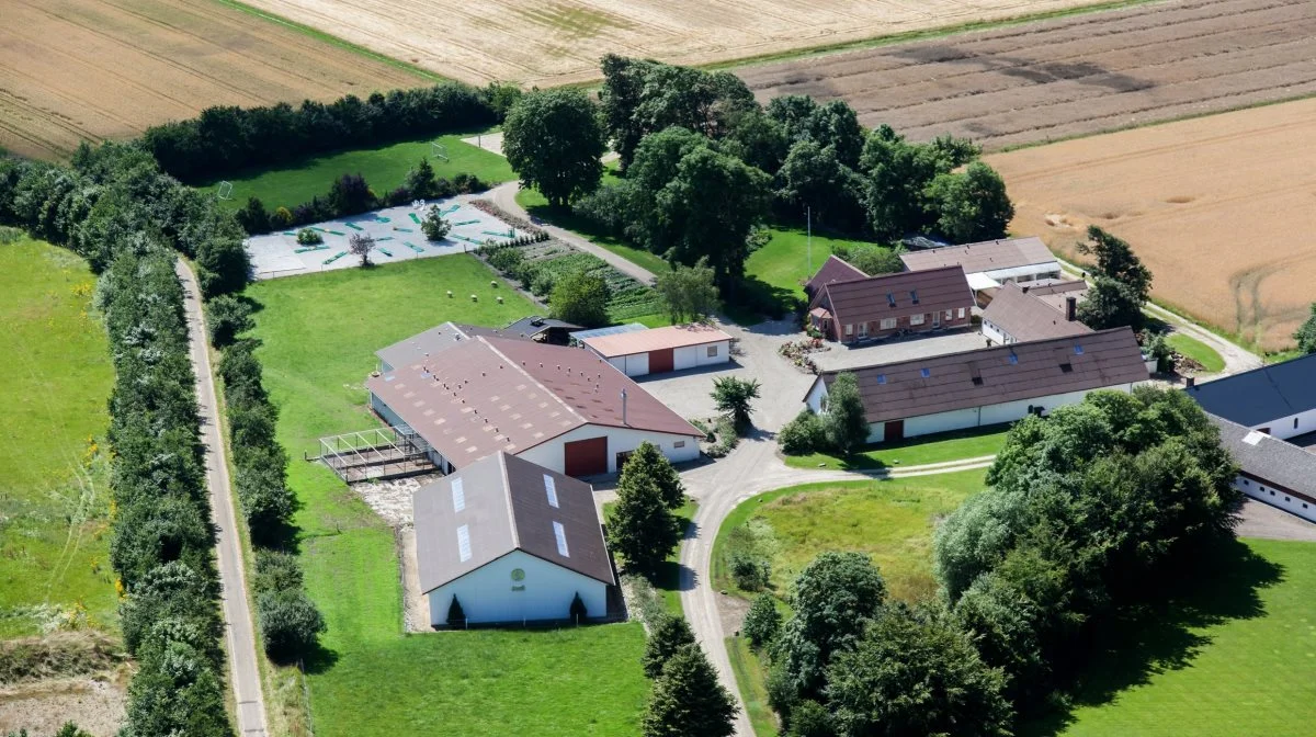 Ejendommen omfatter 30 hektar jord med blandt andet ladebygninger, værksteder og stuehus samt faciliteter velegnet til både udendørs aktiviteter og overnatning. Foto: Agroskolen