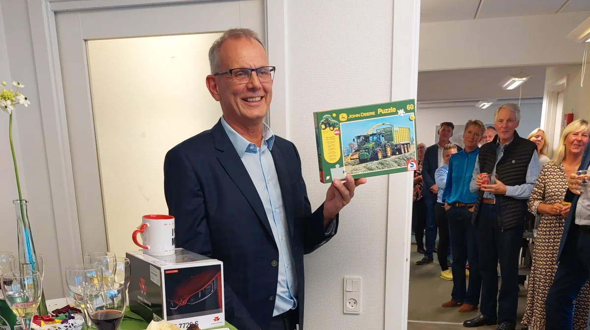 Niels Peter Ravnsborg er god til at samle brikkerne og fik ganske passende et John Deere-puslespil. Foto: Kirsten Dall Dinesen