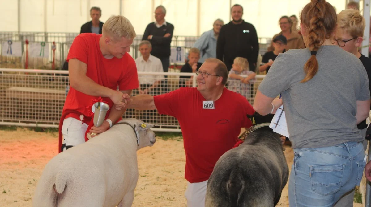 Fællesskabet var i højsædet på Kimbrerskuet. Her lykønsker Landlyst Texel Brøgger Texel.