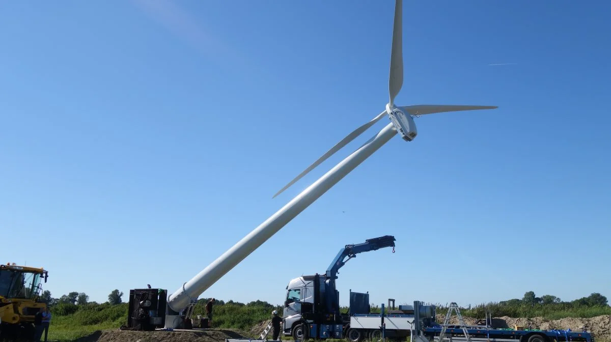 Når fundamentet er støbt og møllen samlet hjemme på fabrikken i Skjern, tager opsætningen kun fem til syv timer. Foto: Solid Wind Power