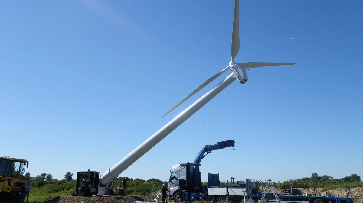 Når fundamentet er støbt og møllen samlet hjemme på fabrikken i Skjern, tager opsætningen kun fem til syv timer. Foto: Solid Wind Power