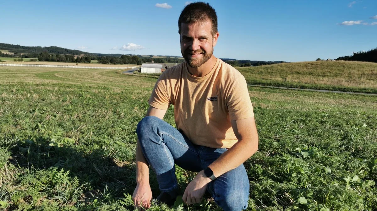 Formand for ShopFRDK, Martin Molbo, er selv sammen med syv kollegaer vært for en af FRDKs efterafgrøde-demoer i den første uge af november. Her ses han i FRDKs special-efterafgrødeblanding Kvælstoffabrikken, som sidste år samlede 200 kilo N. Foto: FRDK