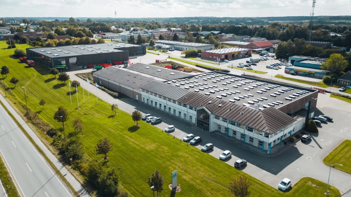 Dansk Maskinhandleres Indkøbringen, der blev etableret i 1963, skifter navn til MI A/S med domicil i Vejle. MI er i dag ejet af den familieejede hollandske virksomhed Zweegers Equipment Group BV (ZBG). Pressefoto