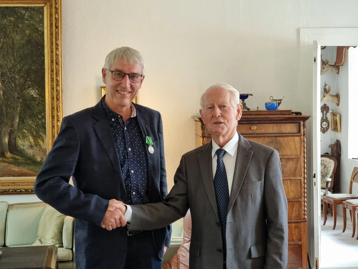 Michael Kjeldsen få øjeblikke efter medalje-overrækkelsen, som blev forestået af Erik Klindt Andersen fra Det Kongelige Danske Landhusholdningsselskab. Foto: Anders Lei