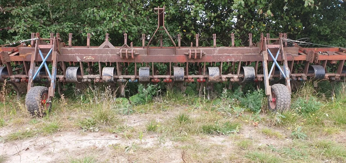 Det behøver ikke være dyrt at komme i gang med strip-till. Niels Hansen og hans nabo bruger en ombygget radrenser, der ikke har kostet meget mere end skrotprisen og en masse arbejdstimer. Pressefoto