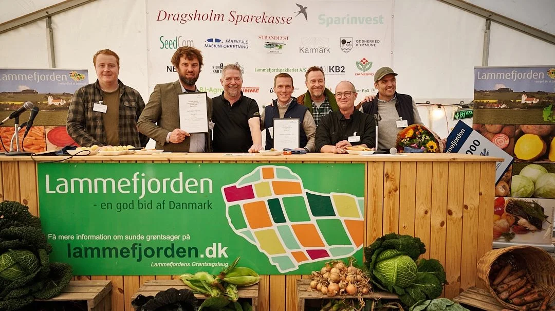 Dommere, vindere og konferencier efter Grand Cru-finalen. Fra venstre: Frederik Glisbo, Emil Busch-Petersen, Benny Haagensen Knudsen, Kristoffer Linderoth, Adam Price, Sander Blohm og Christian Heslet Jørgensen. Foto: Peter Jarvad