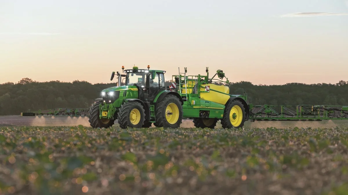 John Deeres See & Spray-teknologi er ankommet Europa. I sidste uge blev systemet vist frem på en John Deere R900i-trailersprøjte i Frankrig. See & Spray er blevet testet på cirka en million hektar og besparelserne på herbicidanvendelse kan være op til to tredjedele sammenlignet med traditionelle bredsprøjtninger. Pressefoto
