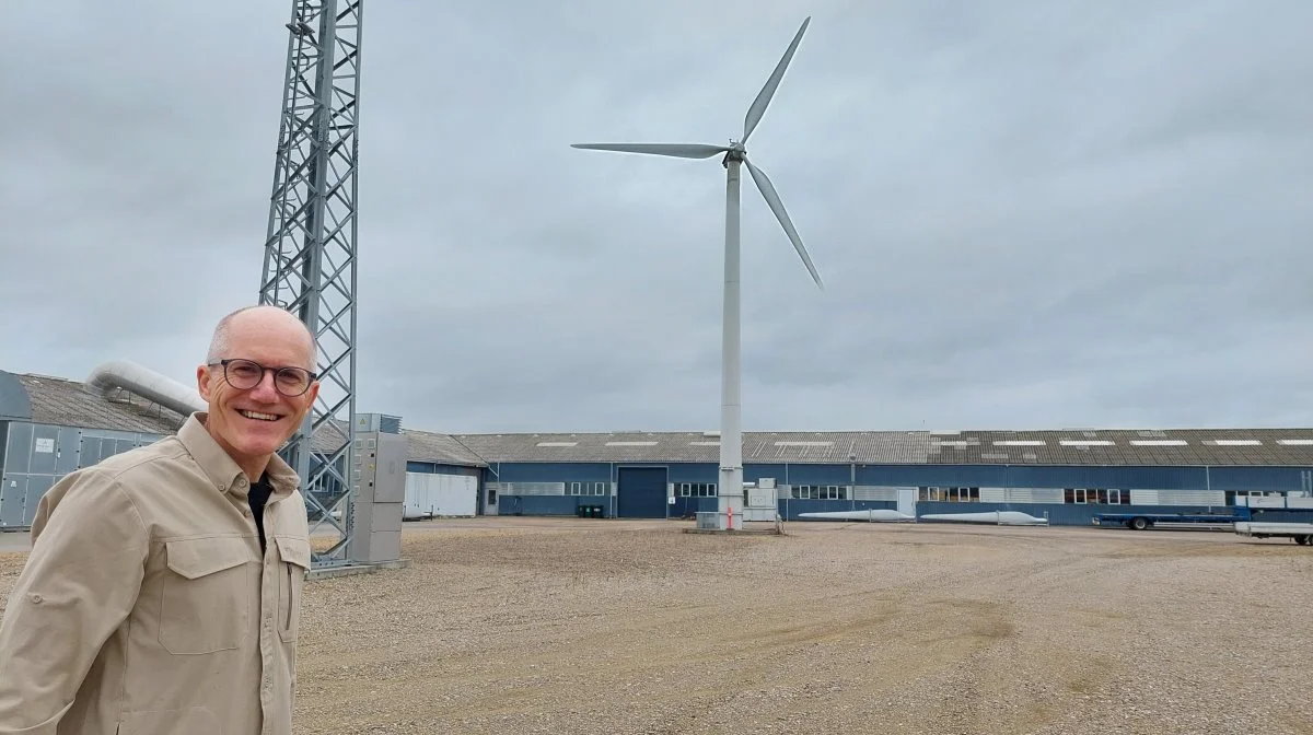 - Sidste vinter gav stor travlhed med stor efterspørgsel og leveringer. Nu kan vi godt mærke, at det er vendt igen, og at frygten for blackouts og skyhøje elpriser er gået i sig selv. Men jeg er sikker på, at vi styrer ind i et efterår, hvor det vil blive et tema igen, spår Søren Jegsen, der er forretningschef hos Solid Wind Power. Fotos: Christian Carus