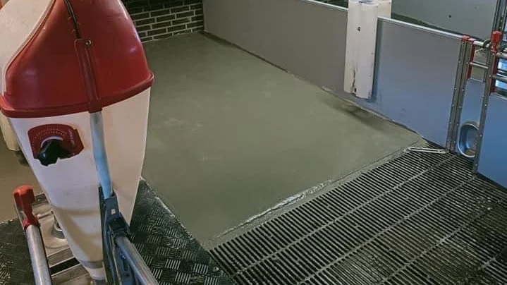 - I stalde har det den fordel, at vægge og gulv bliver mere vaskbare og deraf mindre modtagelige for bakterievækst. I eksisterende stalde, hvor vi renoverer, ser vi ligeledes den effekt, at eksempelvis grisene, har langt færre benproblemer, da gulvene rettes ud og grisene dermed ikke skal stå på ujævnheder eller i huller.