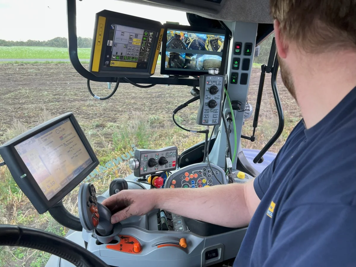 Seks digitale kameraer på én skærm, en Isobus-terminal og fire joystick udgør betjeningen af Ropa Keiler II i kabinen på T7.315'eren. Visse indstillinger på maskinen kan også foretages fra platformen. 