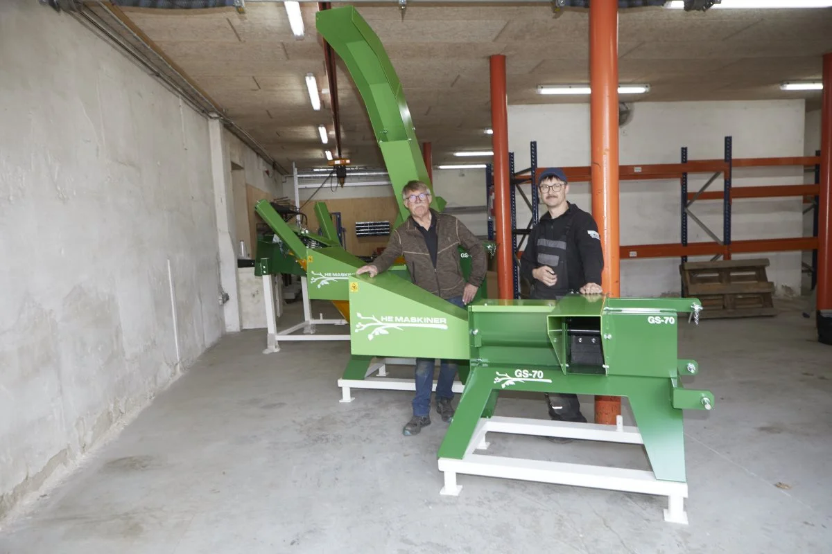 Henning Elkær og sønnen Kenneth Elkær har opstillet kvasskæremaskinerne og en træflytter-aggregat, som vil blive præsenteret på den forestående Agritechnica-messe. På gulvet i lokalerne på det nedlagte mejeri i Herrested er aftegnet de 30 kvadratmeter, som standen fylder i Hannover. Foto: Erik Hansen