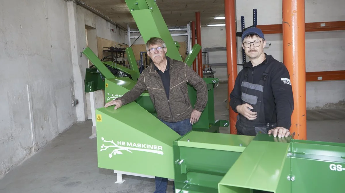 Den forestående Agritechnica-messe præsenterer Henning Elkær og sønnen Kenneth Elkær fra HE Maskiner disse kvasskæremaskiner samt et træflytter-aggregat (i baggrunden). Foto: Erik Hansen
      
