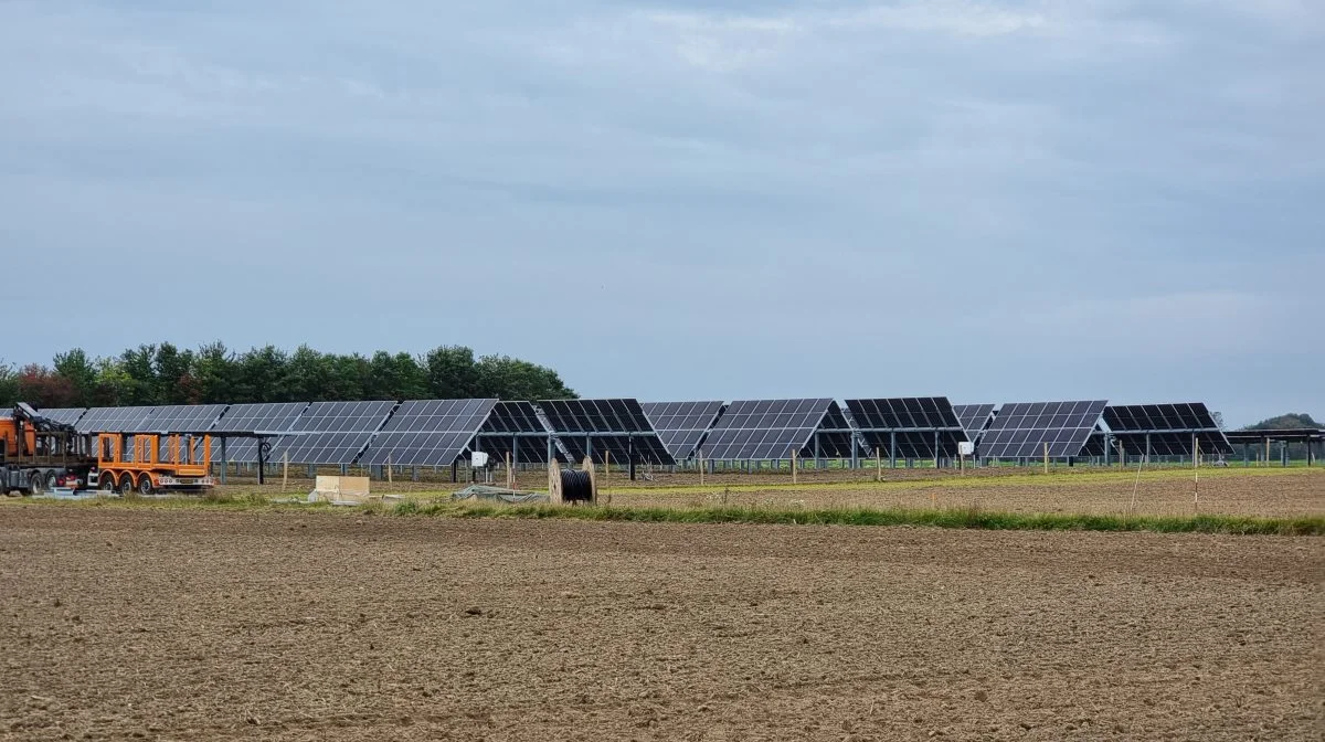 Solcellepanelerne er monteret på rammer, hvor de kan vippes efter behov.
