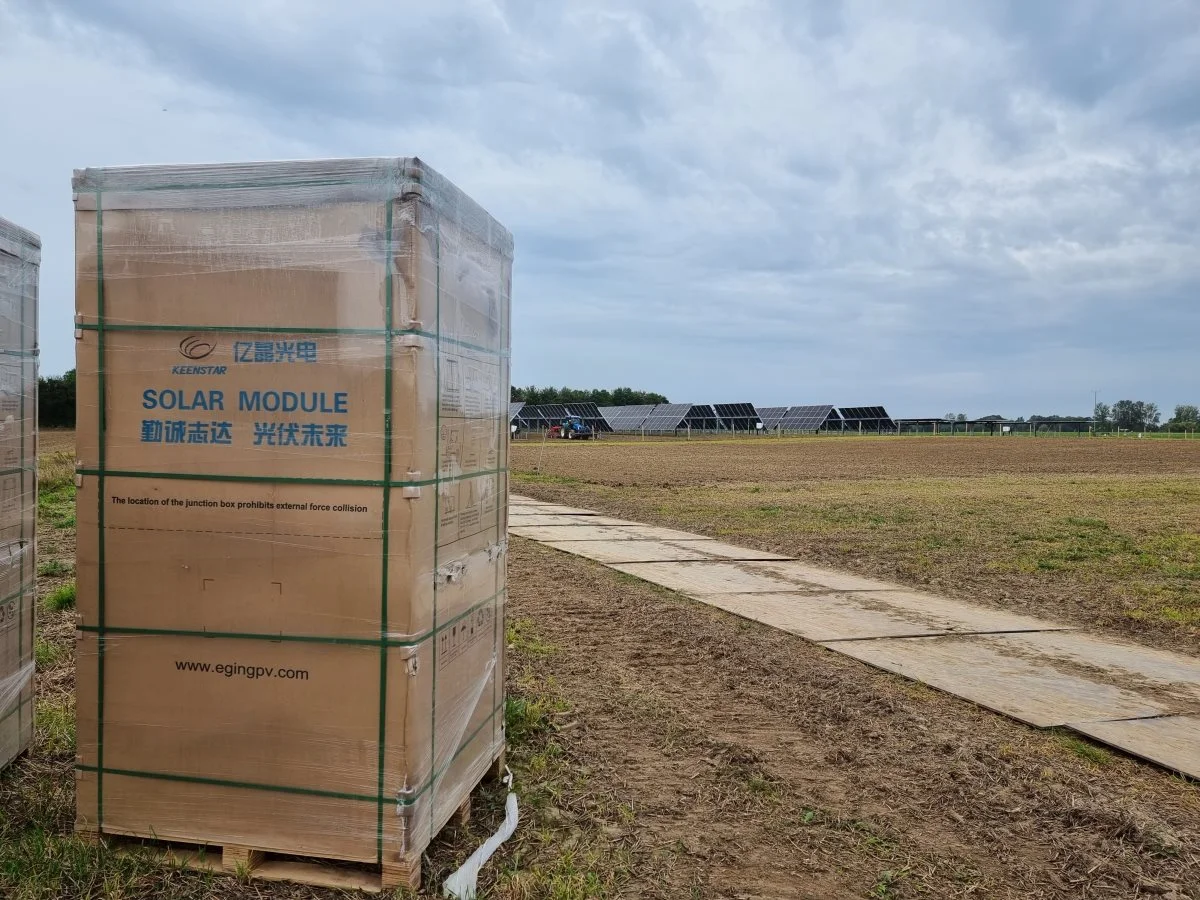 Målsætningen for forsøgsanlægget er, at der skal kunne produceres 80 procent af den energi, et rent solcelleanlæg ville kunne, og 80 procent af afgrødeproduktionen på en mark uden solcellepaneler.