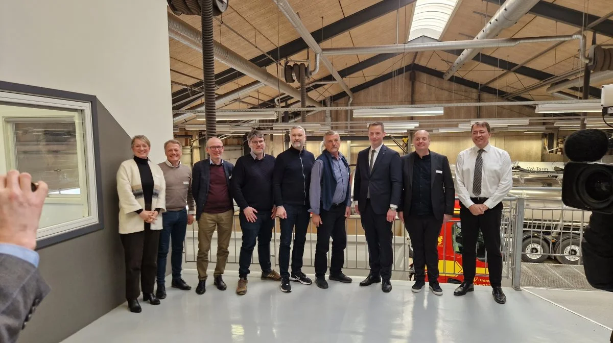 Problemstillingen for biogas i den tunge transport har haft politisk bevågenhed i længere tid. Her ses transportminister Thomas Danielsen (nummer tre fra højre) ved siden af Poul Jørgensen, HV-transport. Sidstnævnte fortæller, at han har haft løbende dialog med ministeren siden det omtalte besøg. Arkivfoto: Henning Andersen
