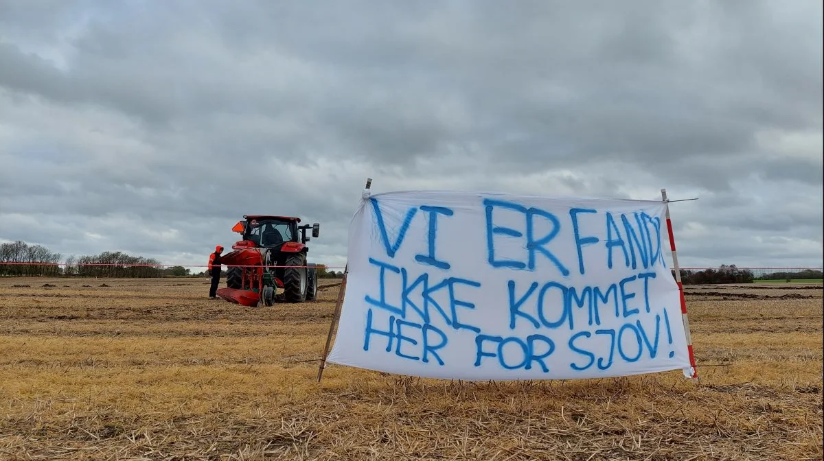 Selvom de f..... ikke var kommet for sjov, måtte pløjeholdet fra Grindsted Landbrugsskole tage til takke med tredjepladsen. Foto: Christian Carus