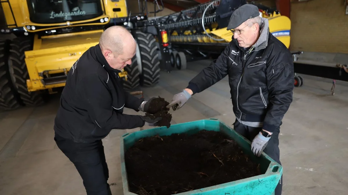 Kompost og kompostekstrakt er en central del af Bio Komplet Agri Dyrkning. Her ses Søren Staun sammen med sin rådgiver og sparringspartner indenfor systemet, Jørgen Friis Pedersen.