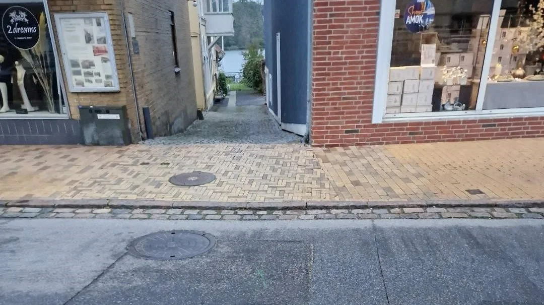 Fra brønddækslet til brønden med overløb er der direkte udsigt ned til søen i Gråsten.