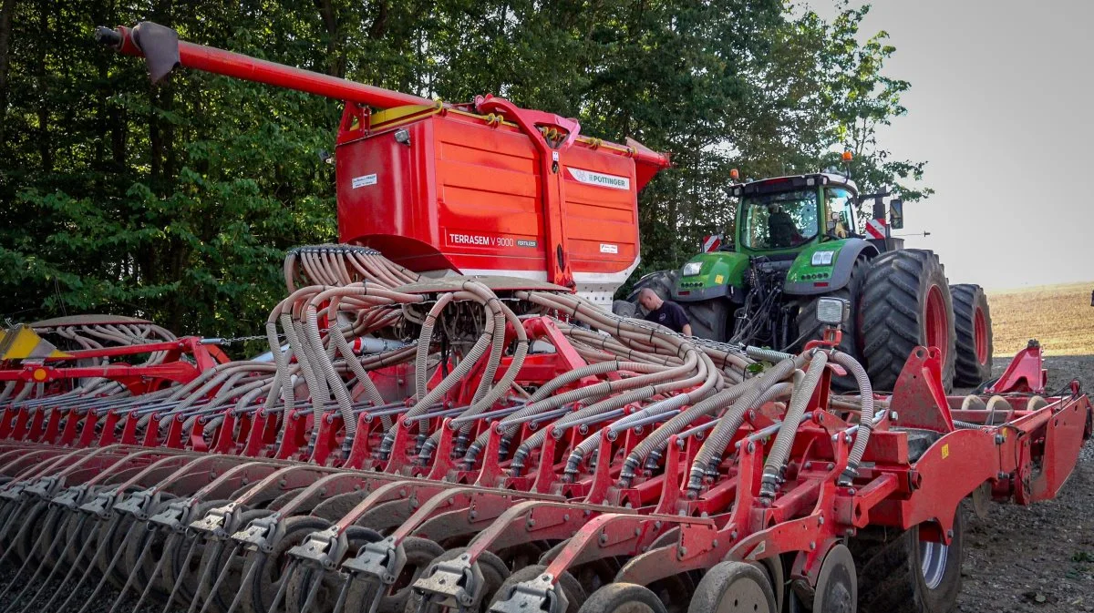 - Jeg tror, sådan en såmaskine vejer 16-16,5 ton, så der er virkelig noget jern i den. Og det kræver det jo også. Når der er 500 eller 550 heste foran, så skal grejet bagved kunne holde, lyder det fra svineproducenten. 