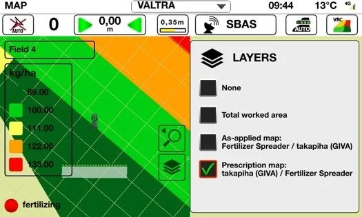 Valtra Zone Control er særligt fordelagtigt, fordi uanset hvordan man kører i marken, sikrer Zone Control, at tildelingen justeres præcist, hvor der er behov for det. Tidligere skulle halvdelen af redskabet være i en ny zone, før tildelingen blev ændret. Nu kan det ske pr. række, dyse eller sektion, hvis redskabet understøtter dette.