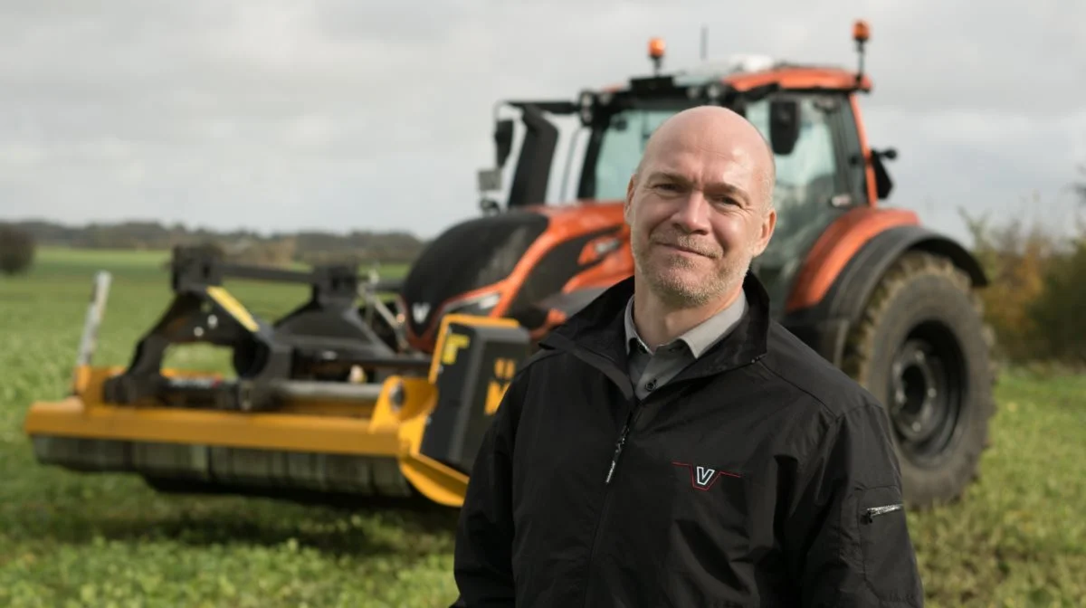 En af nyhederne i Valtra Guide er, at der er blevet tilføjet yderligere to typer vendemønstre til Valtra SmartTurn-funktionen. - De to nye vendemønstre kræver meget mindre plads på forageren. Med U-Turn og Part Field Mode vender man i en bue på forageren og kører ned i marken igen, men med de nye vendemønstre, Y-Turn og K-Turn, som giver mulighed for at bakke, kræver det meget mindre plads, og vi kan derfor i højere grad udnytte marken, forklarer Bent Henneberg fra Valtra Danmark.