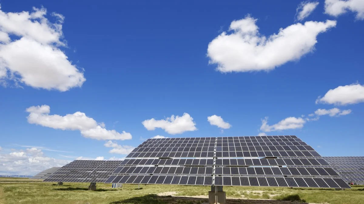 Et nyt projekt med deltagelse af Energinet vil sikre hurtigere levering af grøn strøm til forbrugerne, blandt andet fra solceller. Arkivfoto: Colourbox