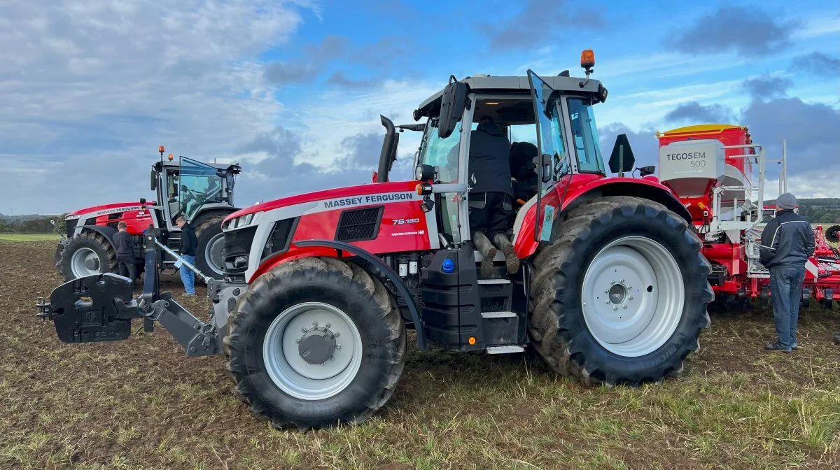 Der var rig mulighed for at få en grundig gennemgang og prøvekørsel af flere forskellige traktorer fra Massey Ferguson - blandt andet med discharve og såmaskine fra Pöttinger på slæb i marken ved Randers. Fotos: Kasper Stougård 