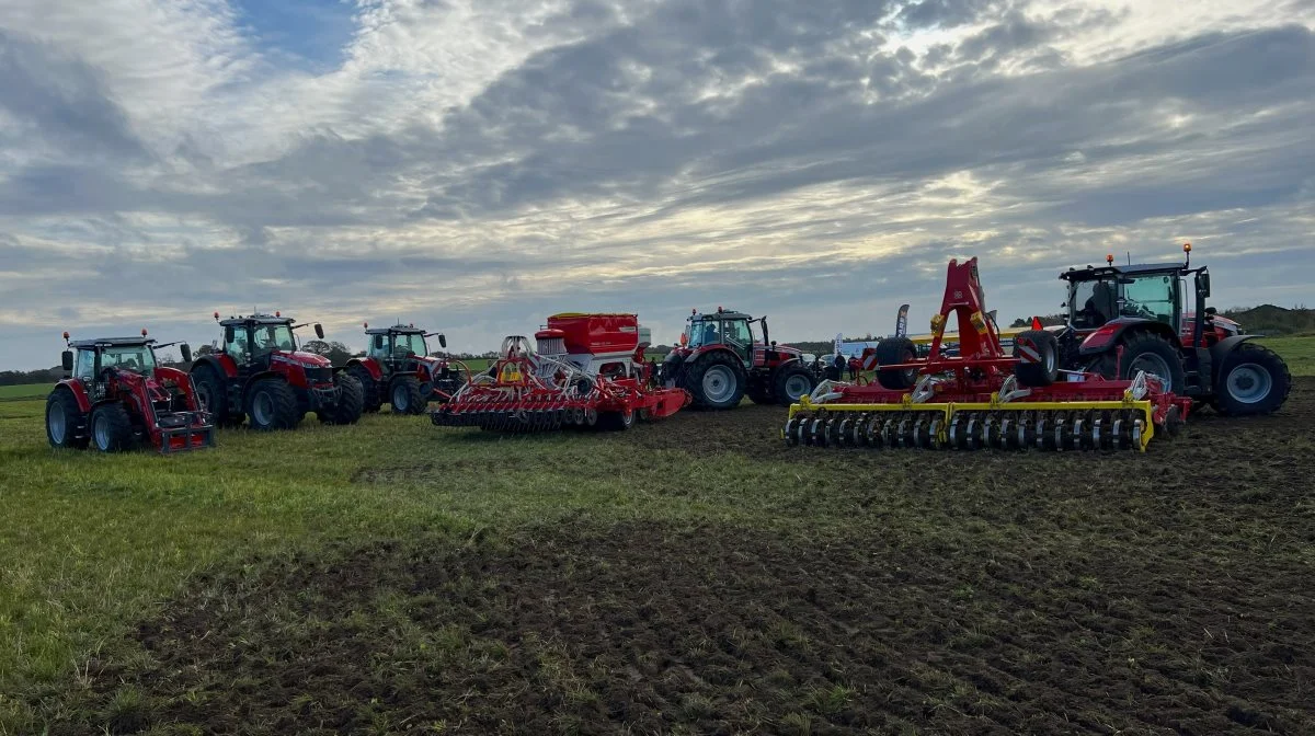 Brdr. Thorsen Maskincenter havde sammen med Hadsten Maskiner og Kalstrup Maskiner taget et bredt udsnit af Massey Fergusons traktorer over 100 hestekræfter med i marken. 