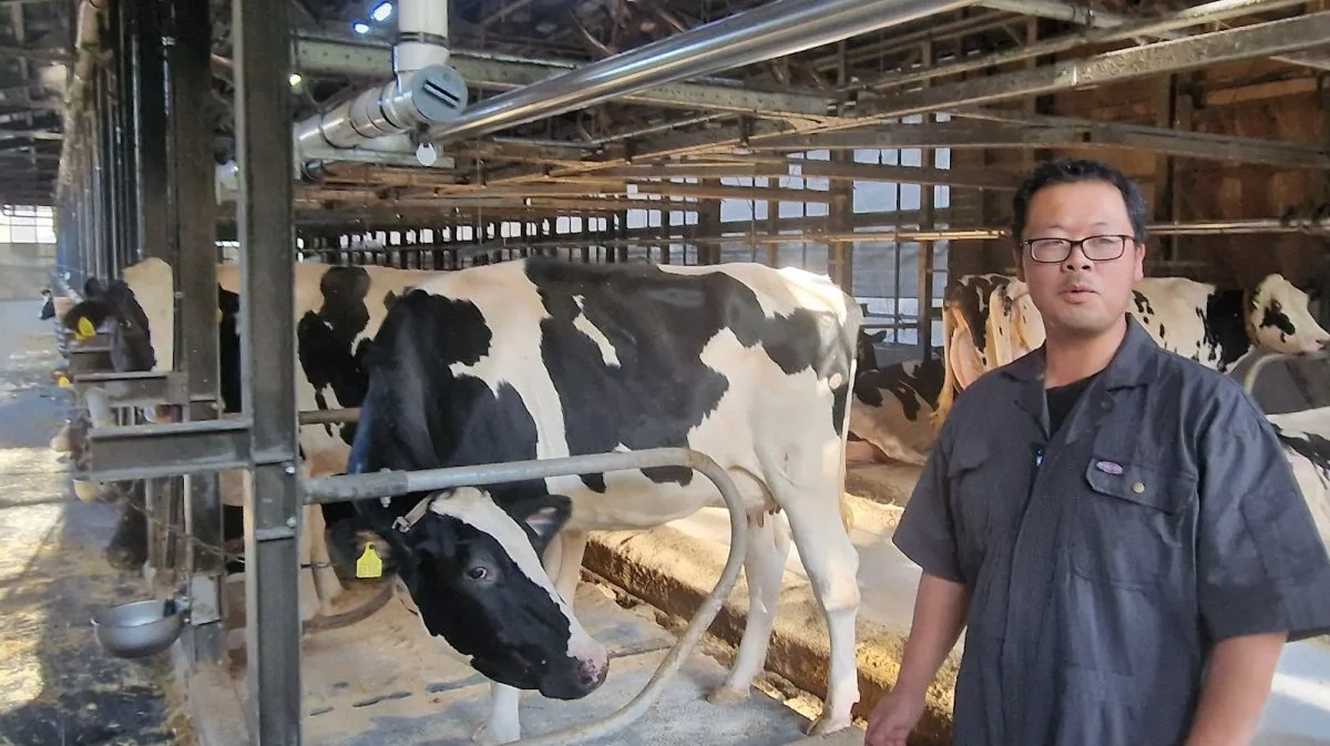 Denne unge japanske mælkeproducent får normalt 6 kr./kg mælk i afregning fra mejeriet, fortæller han til de danske landmænd. 