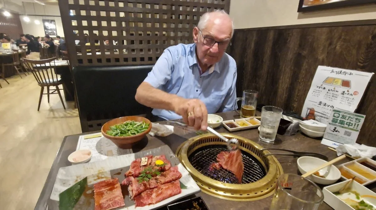 De danske landmænd prøver selv at smage det kostbare wagyu-kød – ofte kaldet kobe-beef i Danmark. Her er Jens Petersen Beck i gang med bordgrillen i Kyoto.