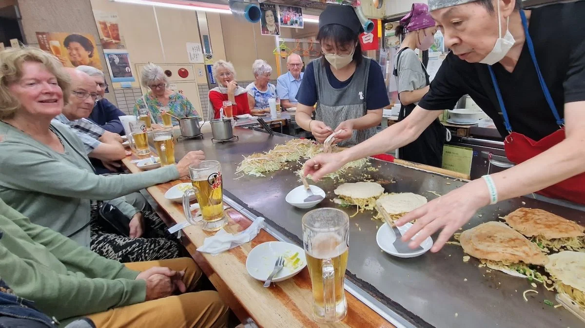 Det kan også være ganske billigt at spise i Japan – her er de danske landmænd på én af de utallige streetfood-restauranter i Kyoto.