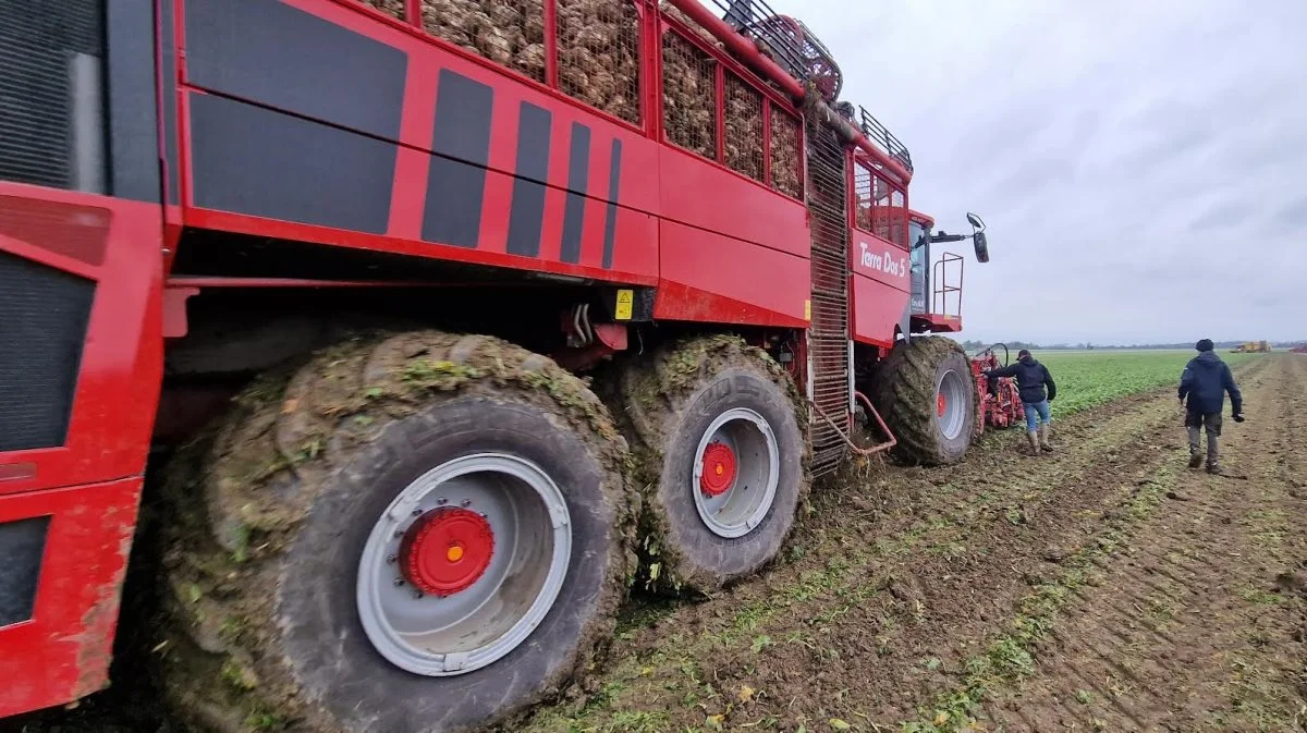 En fuldt lastet Holmer Terra Dos 5-roeoptager vejer godt 30 tons inklusiv roer.