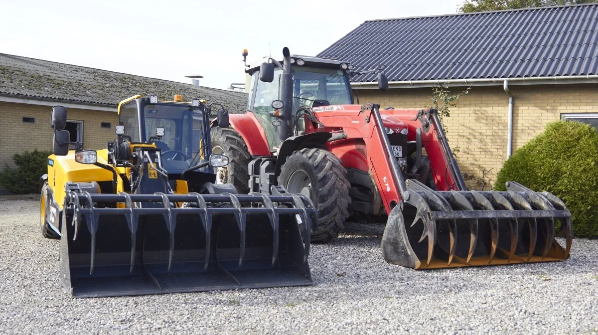 Peter Nielsen har skiftet hans røde traktor ud med en JCB-teleskoplæsser på el. 