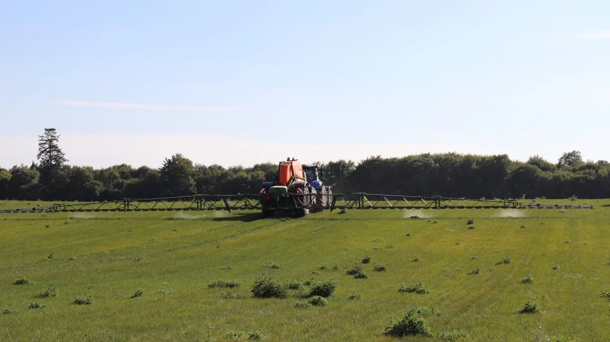 Også ældre marksprøjter kan opgraderes til at kunne pletsprøjte. - Hvis hverken traktor eller sprøjte har noget udstyr, så ligger prisen på mellem 40.000-60.000 kroner, alt efter fabrikat, før den er klar til at kunne pletsprøjte, oplyser Seges Innovation. Arkivfoto: Jørgen P. Jensen