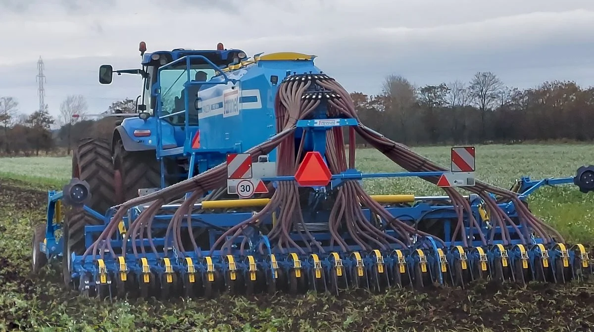 Forleden havde MidtVest Maskiner inviteret til maskindemonstration, hvor blandt andet »flagskibet« i Farmet-programmet – den store Falcon Pro Fort med Strip-till sektion blev præsenteret. Foto: John Ankersen