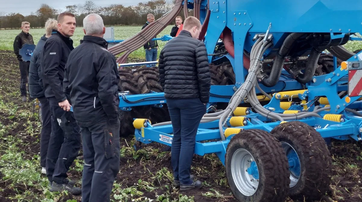 Interesse for at se Farmet-maskinerne i forbindelse med demonstrationsdagen, hvor ikke mindst den store Falcon-såmaskine, der var stillet til rådighed af fabrikken, trak opmærksomhed. Foto: John Ankersen