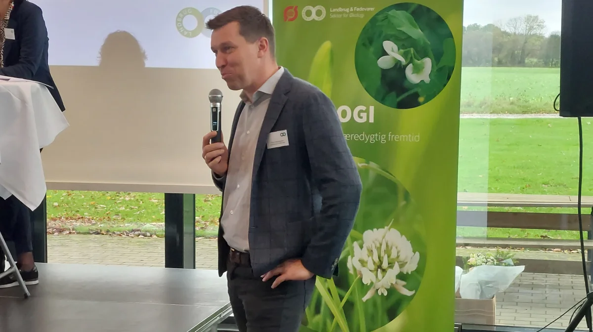 Formand i Landbrug & Fødevarer, Søren Søndergaard, var med på årsmødet, hvor han både roste økologerne som en del af L&F og samtidig bekræftede, at CO2-afgifter for landbruget står meget højt på organisationens dagsorden. 