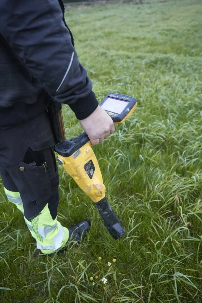 Med en sondesøger påmonteret spulespidsen kan det nøjagtige sted for tilstopningen af drænet findes og markeres til en efterfølgende opgravning og udbedring. Udstyret vil også kunne bruges til at registrere drænledninger.