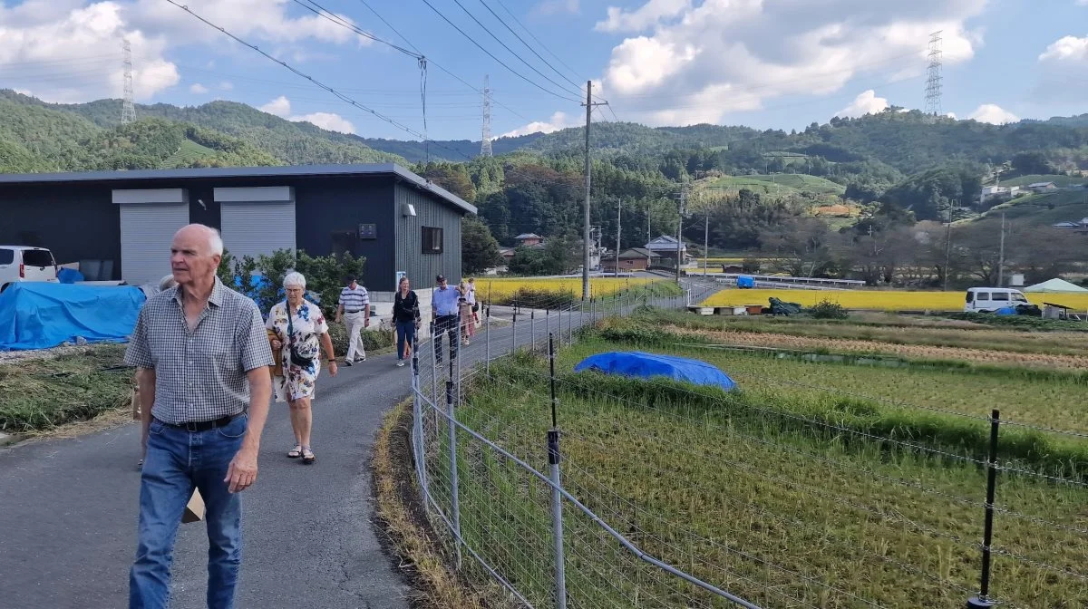 De danske landmænd, der netop har været på studietur rundt i Japan, er her på vej gennem det bakkede landbrugsområde med små marker.