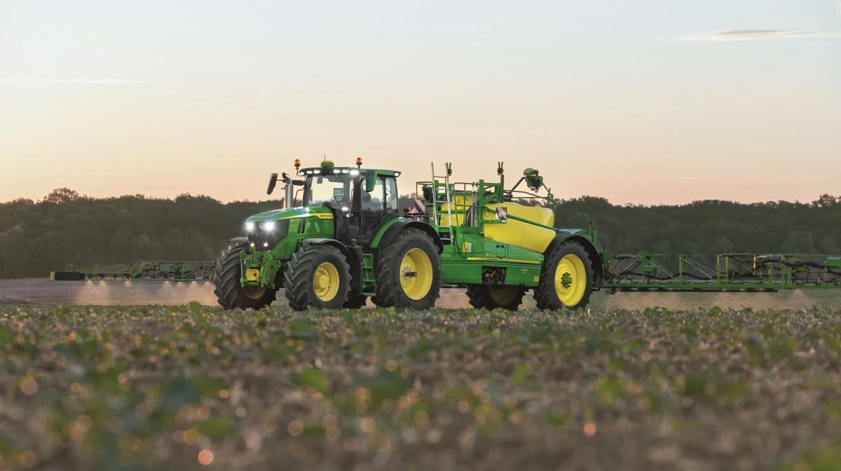 John Deeres See & Spray-teknologi er ankommet Europa. I sidste uge blev systemet vist frem på en John Deere R900i-trailersprøjte i Frankrig. See & Spray er blevet testet på cirka en million hektar og besparelserne på herbicidanvendelse kan være op til to tredjedele sammenlignet med traditionelle bredsprøjtninger. Pressefoto