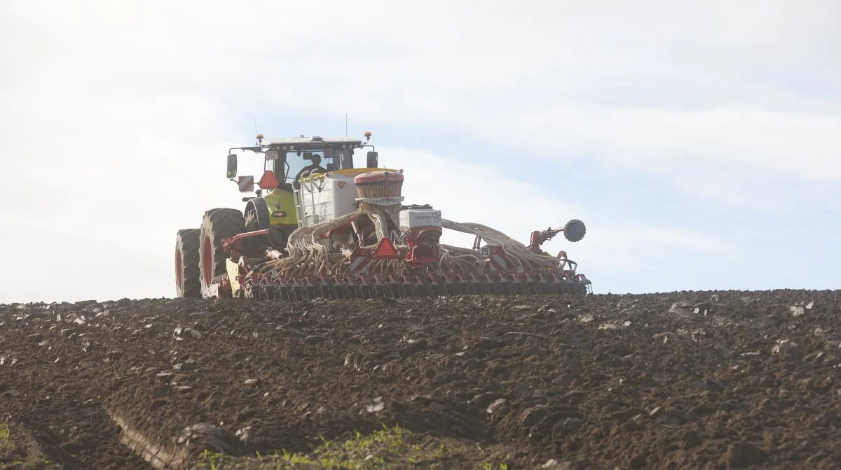 Den nye 6-meter Pöttinger Aerosem VT 6000 DD har stærkt kuperede arbejdsforhold på Steensgaard Gods ved Svanninge Bakker. Foto: Erik Hansen