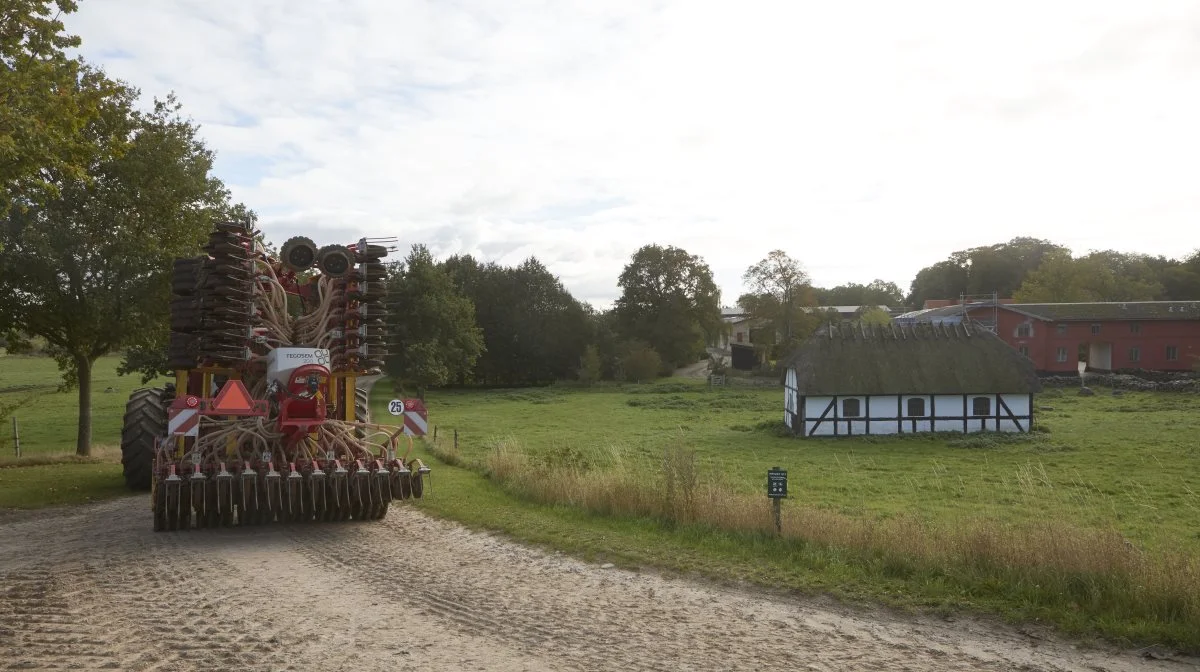 Den kompakte Aerosem VT 6000 DD på de smalle sydfynske veje ved Steensgaard Gods. Transporthjulene er de 800 mm pakker- og bærehjul.