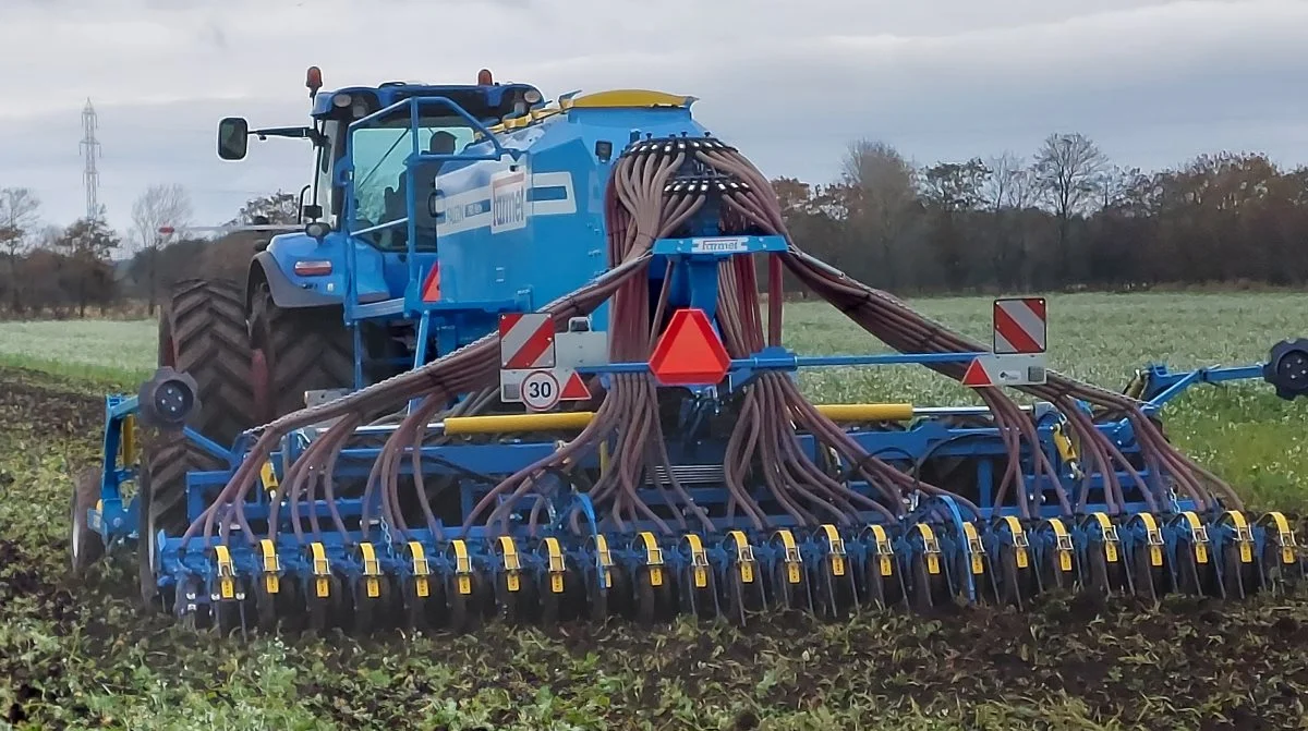 Forleden havde MidtVest Maskiner inviteret til maskindemonstration, hvor blandt andet »flagskibet« i Farmet-programmet – den store Falcon PRO Fort med Strip-till sektion blev præsenteret. Foto: John Ankersen