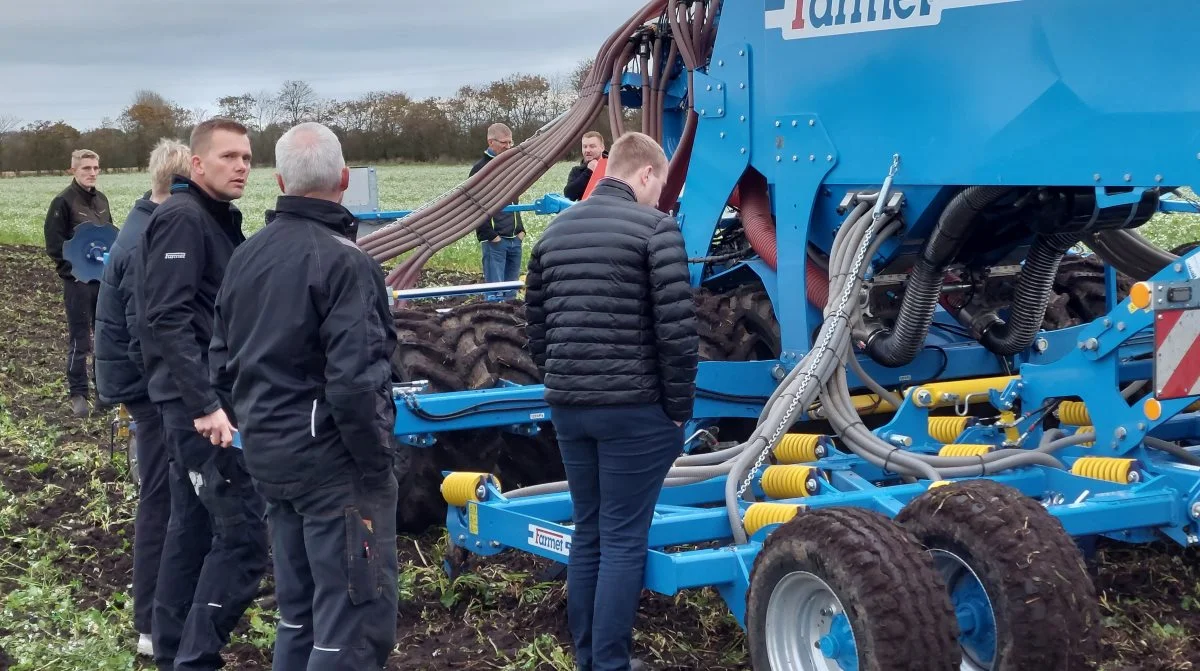 Interesse for at se Farmet-maskinerne i forbindelse med demonstrationsdagen, hvor ikke mindst den store Falcon-såmaskine, der var stillet til rådighed af fabrikken, trak opmærksomhed. Foto: John Ankersen