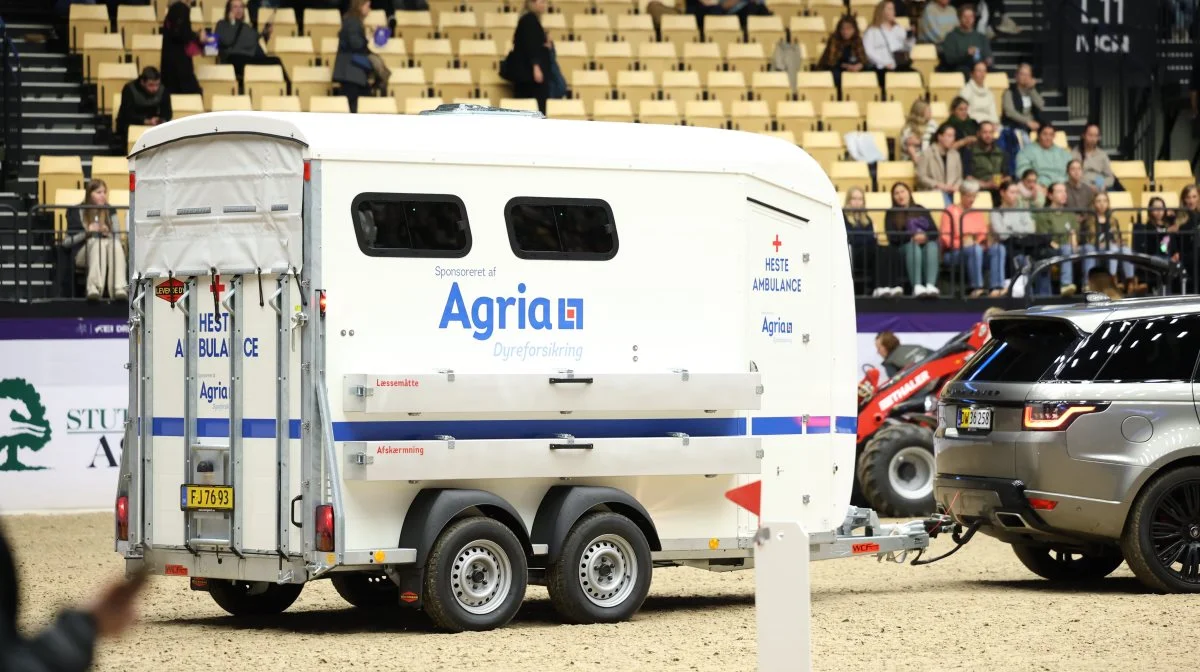I forbindelse med World Cup-stævnet i Herning Messecenter modtog Dansk Ride Forbund en ny hesteambulance. Foto: Agria Dyreforsikring